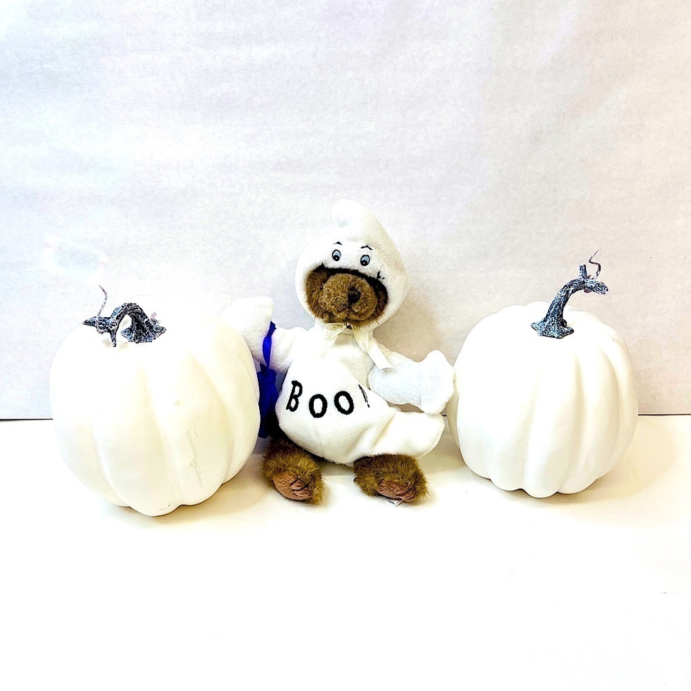 TABLEAU Halloween Ghost  Bear & 2 White Pumpkins - Picture 10 of 11